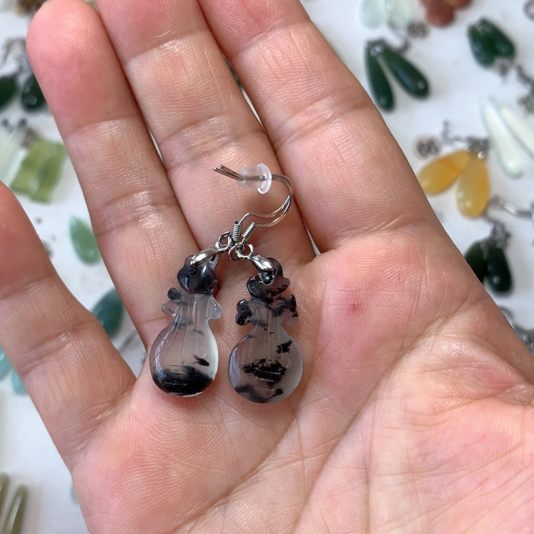 蛇纹石玉未镶嵌耳环