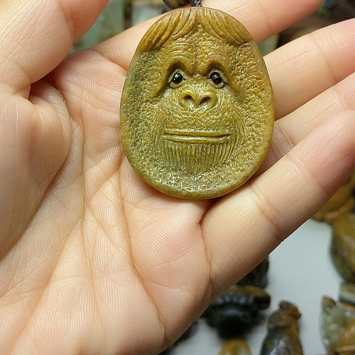 小***十颈饰未镶嵌岫岩河磨玉（透闪石质玉）