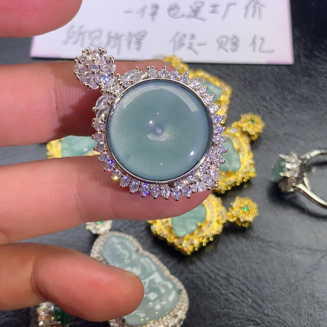 翡翠颈饰未镶嵌平安扣