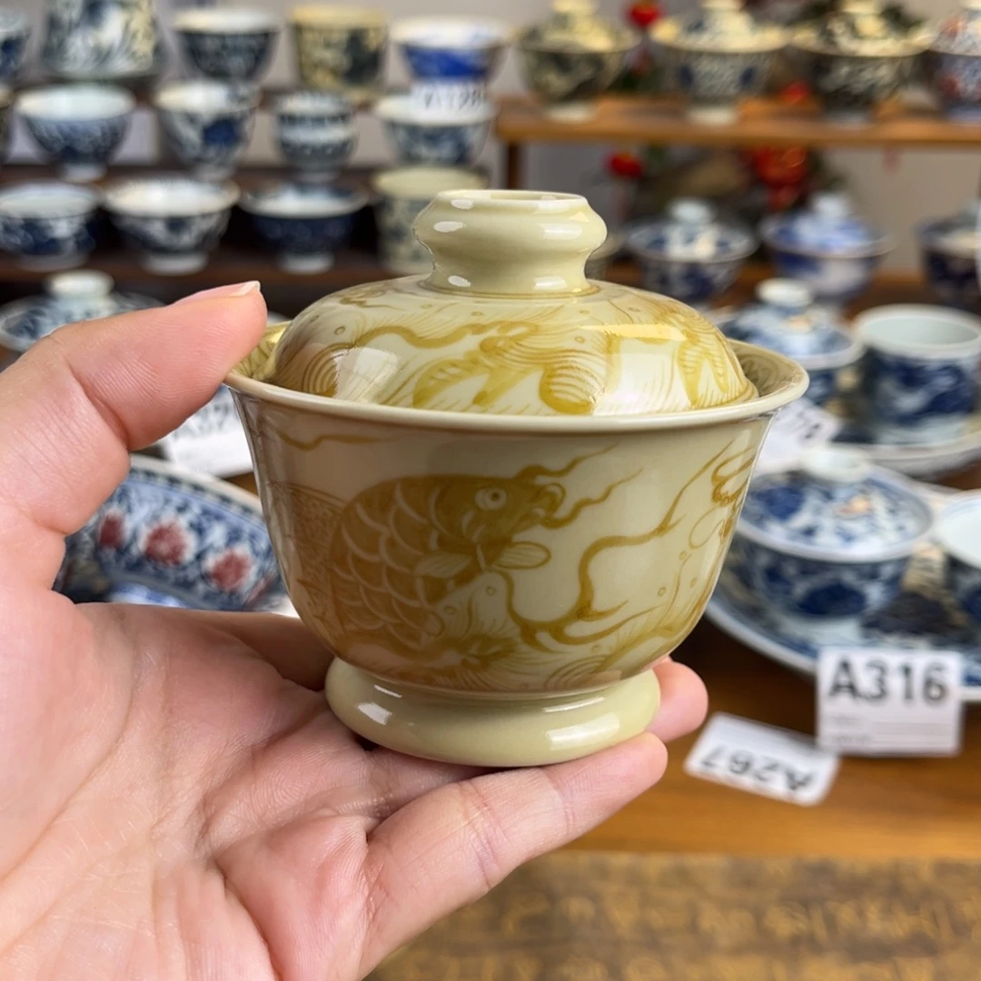 釉里金鱼化龙盖碗