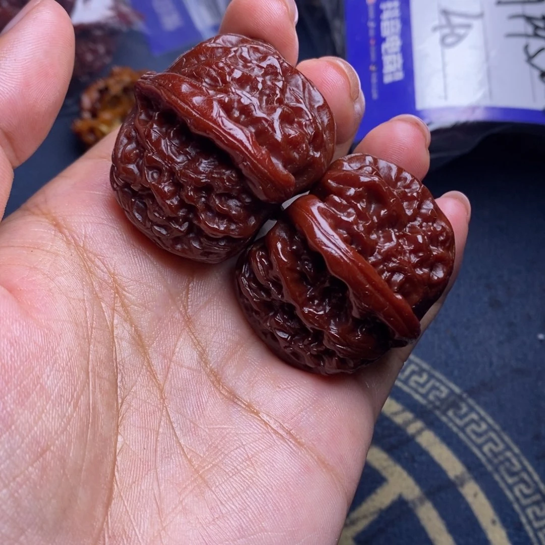 文玩核桃吊坠白狮子 40