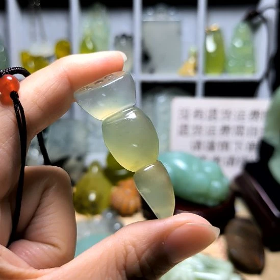 大***者蛇纹石玉未镶嵌颈饰