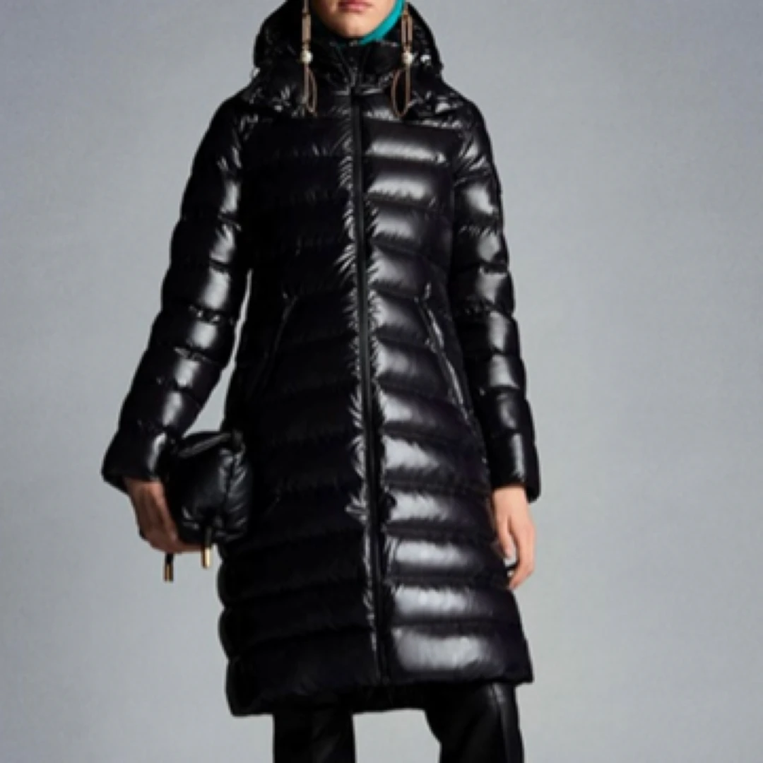 全新未使用 MONCLER Moka系列 纯色漆面修身长款连帽羽绒服 女款