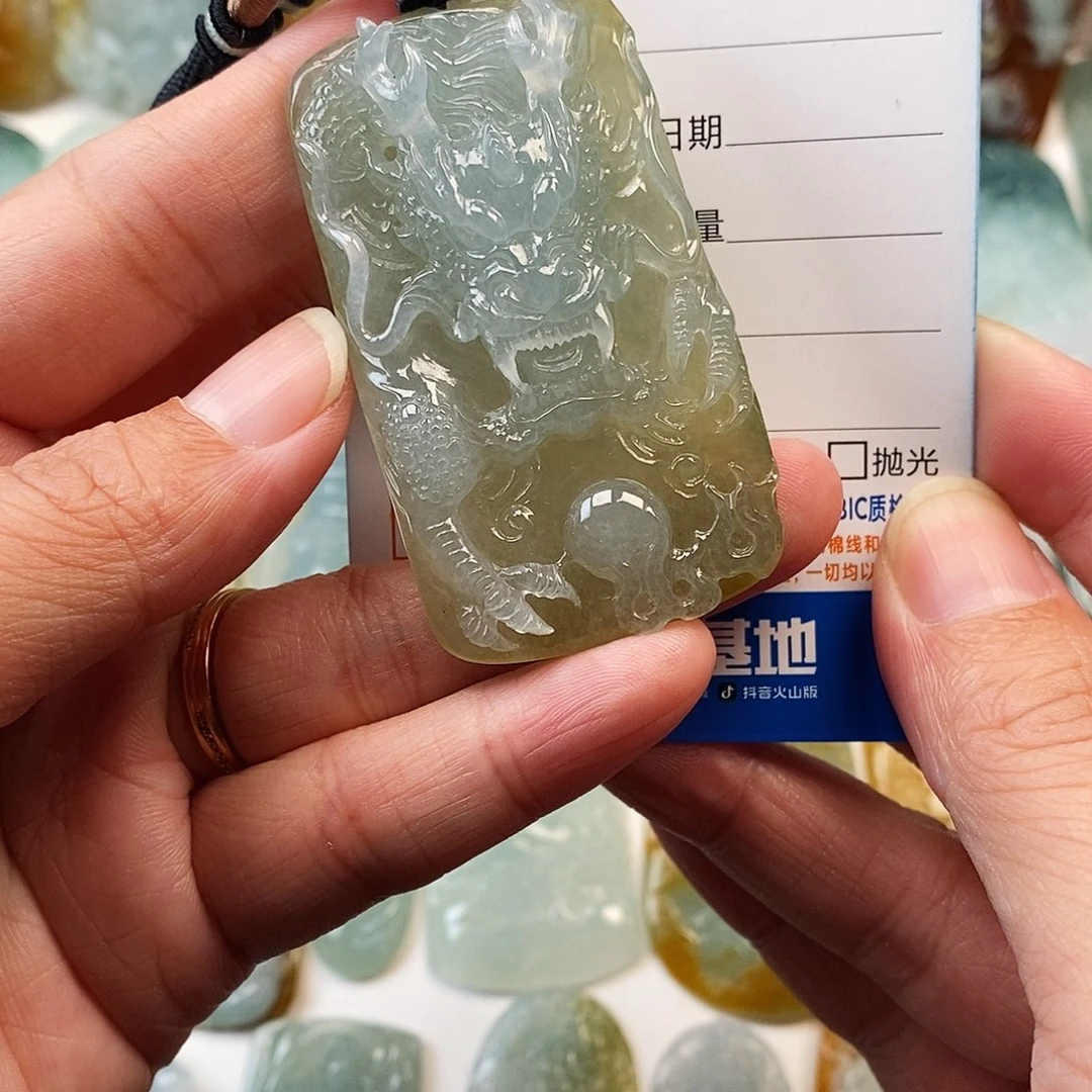 翡翠未镶嵌颈饰龙