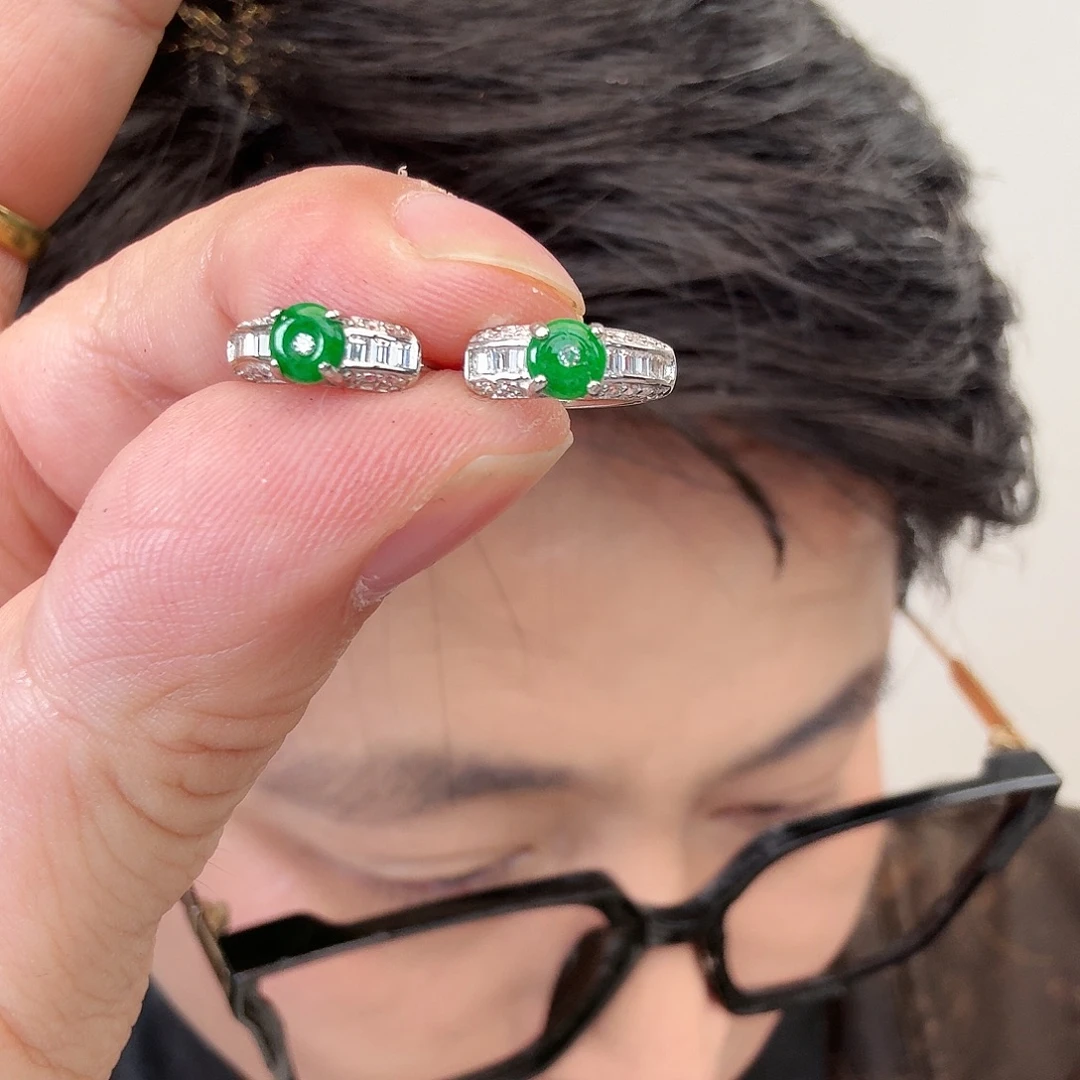 翡翠未镶嵌颈饰一对