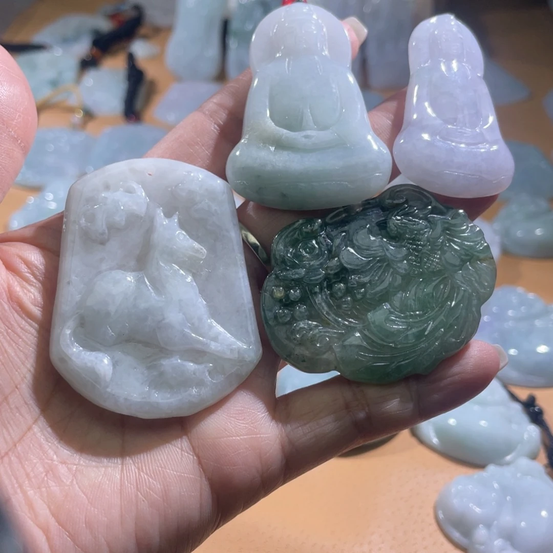 翡翠未镶嵌颈饰翡翠，微瑕