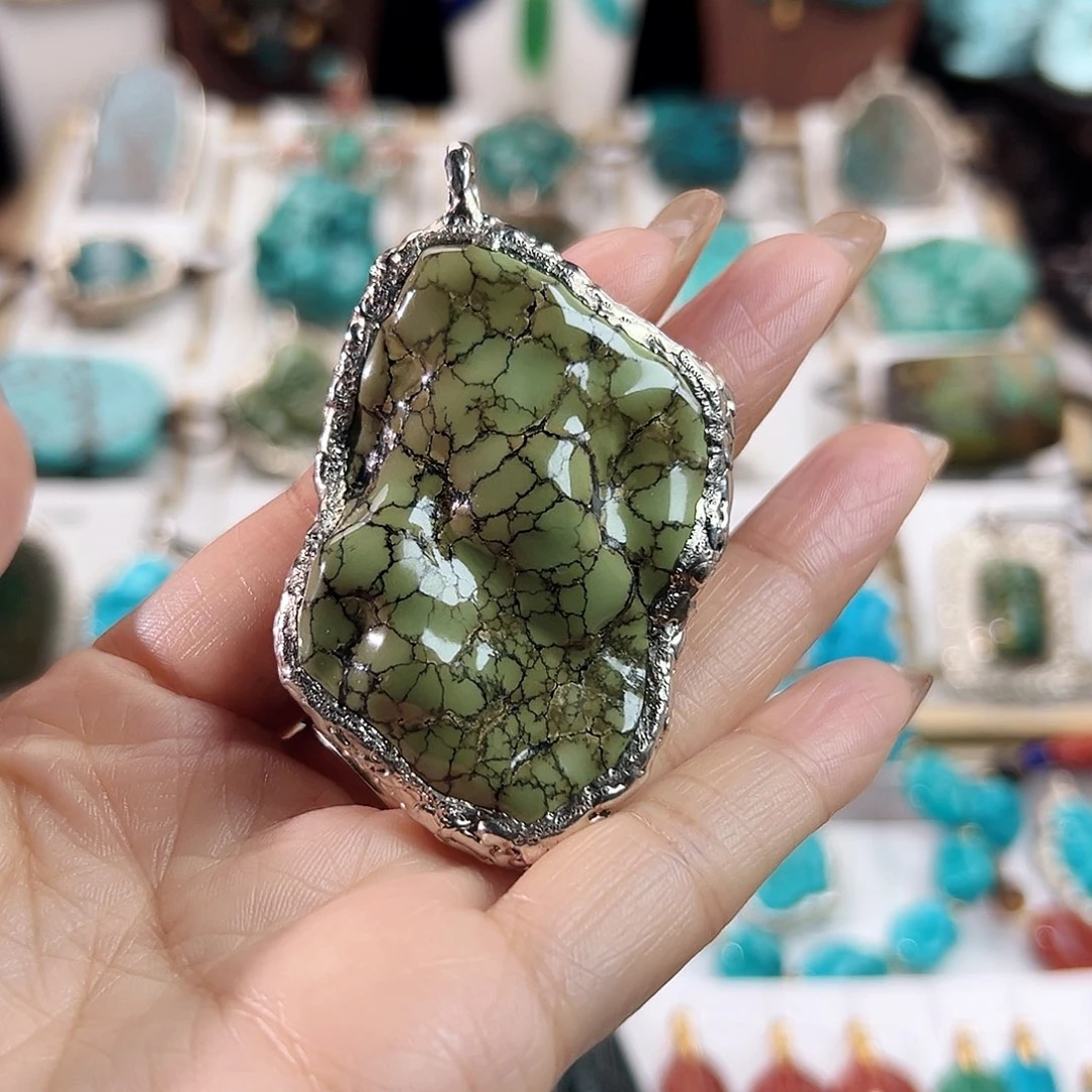 绿松石未镶嵌颈饰