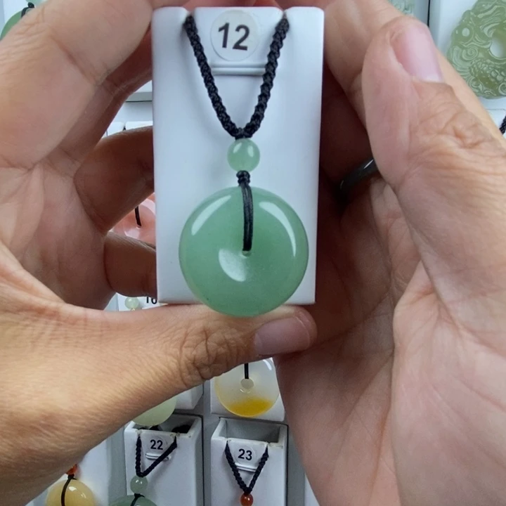 石英质玉未镶嵌颈饰