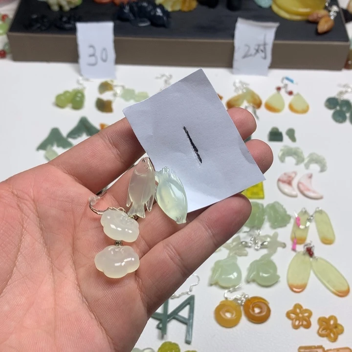 蛇纹石玉耳钉足银镀金镶嵌渺**尘