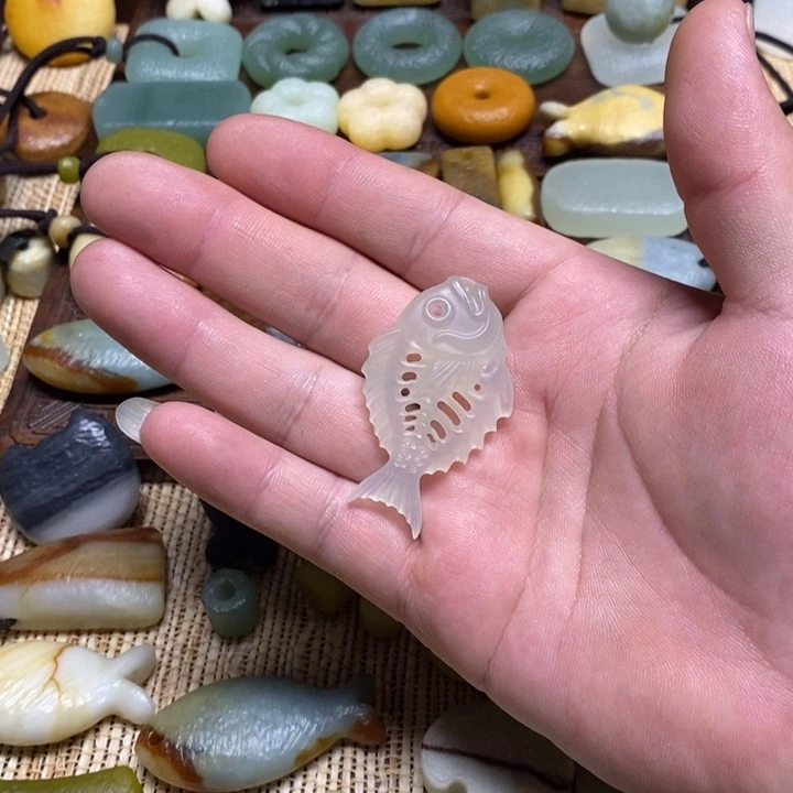 大***对蛇纹石玉未镶嵌颈饰