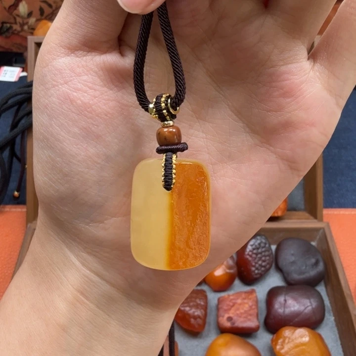 蜜蜡未镶嵌吊坠(赠链)