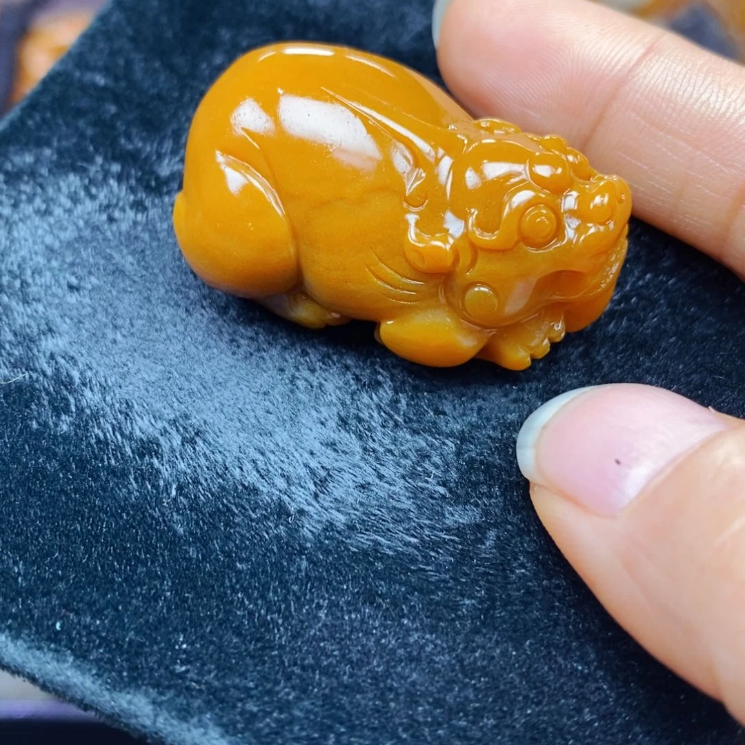 未镶嵌石英质玉（黄龙玉）颈饰