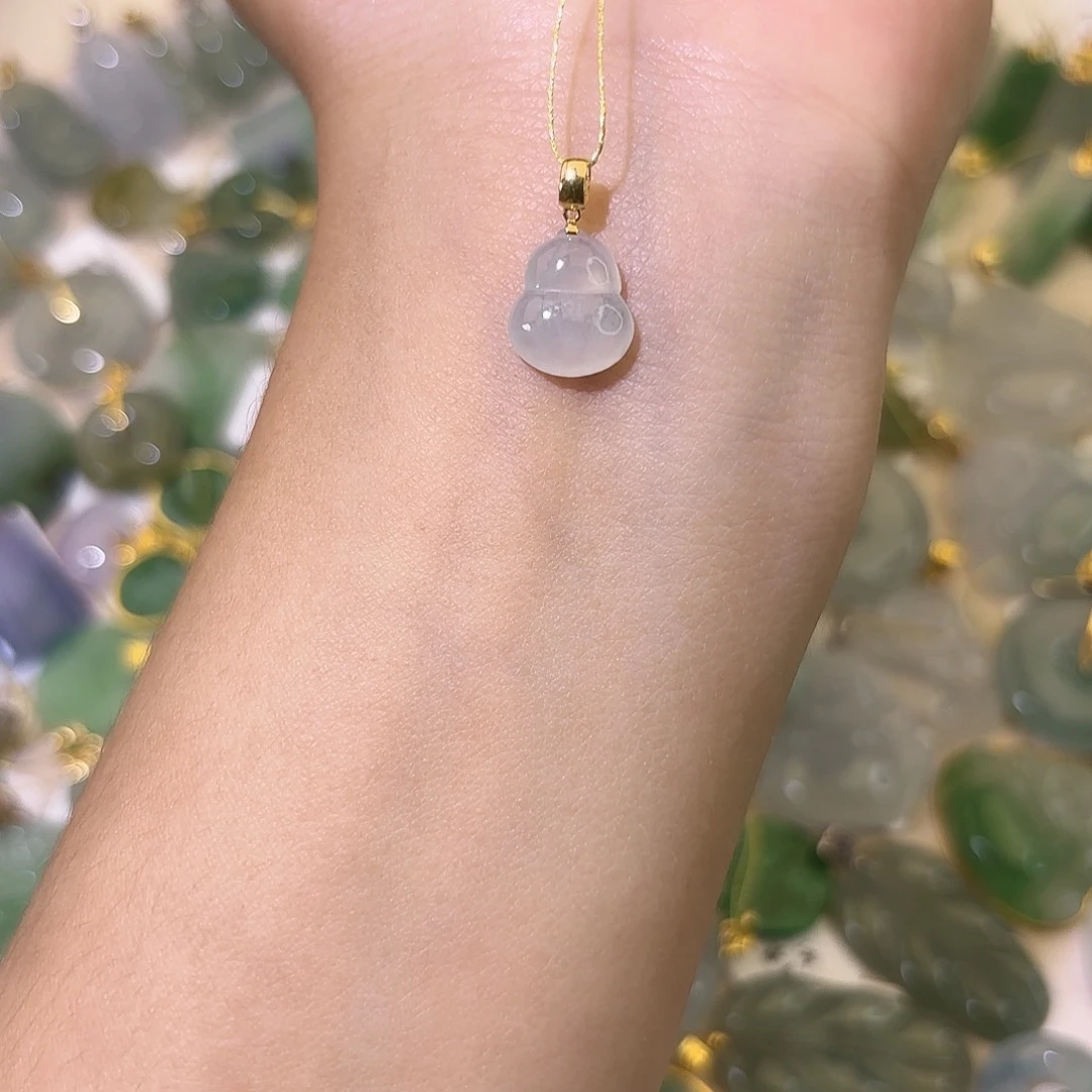 翡翠18K金镶嵌颈饰葫芦