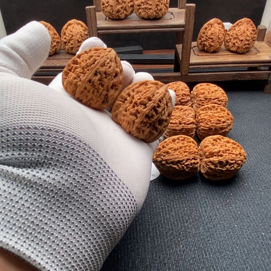 吊坠文玩核桃全品40尺三角南疆石全家福