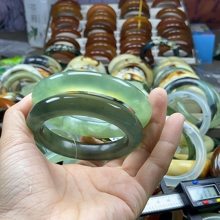 繼***`蛇纹石玉未镶嵌手镯