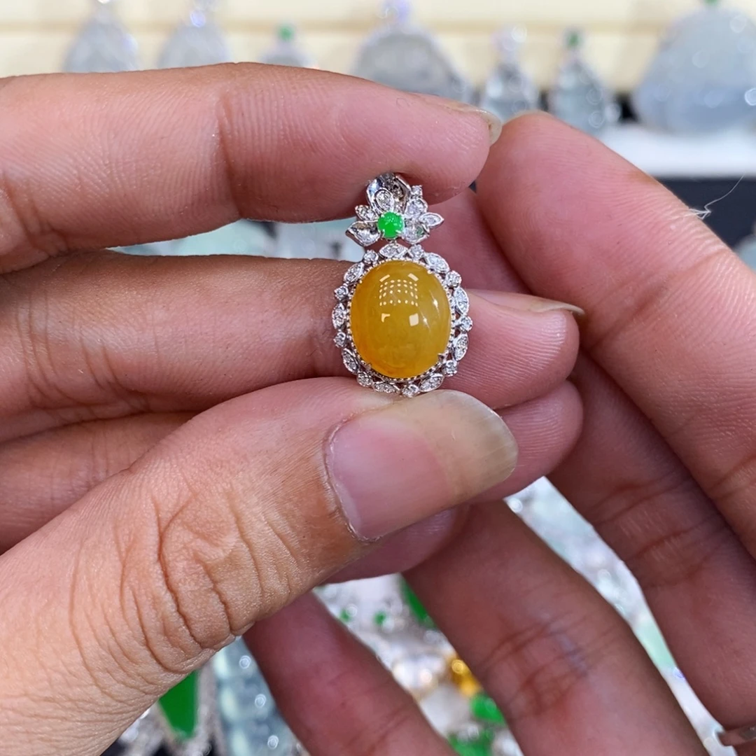 翡翠18K金镶嵌颈饰