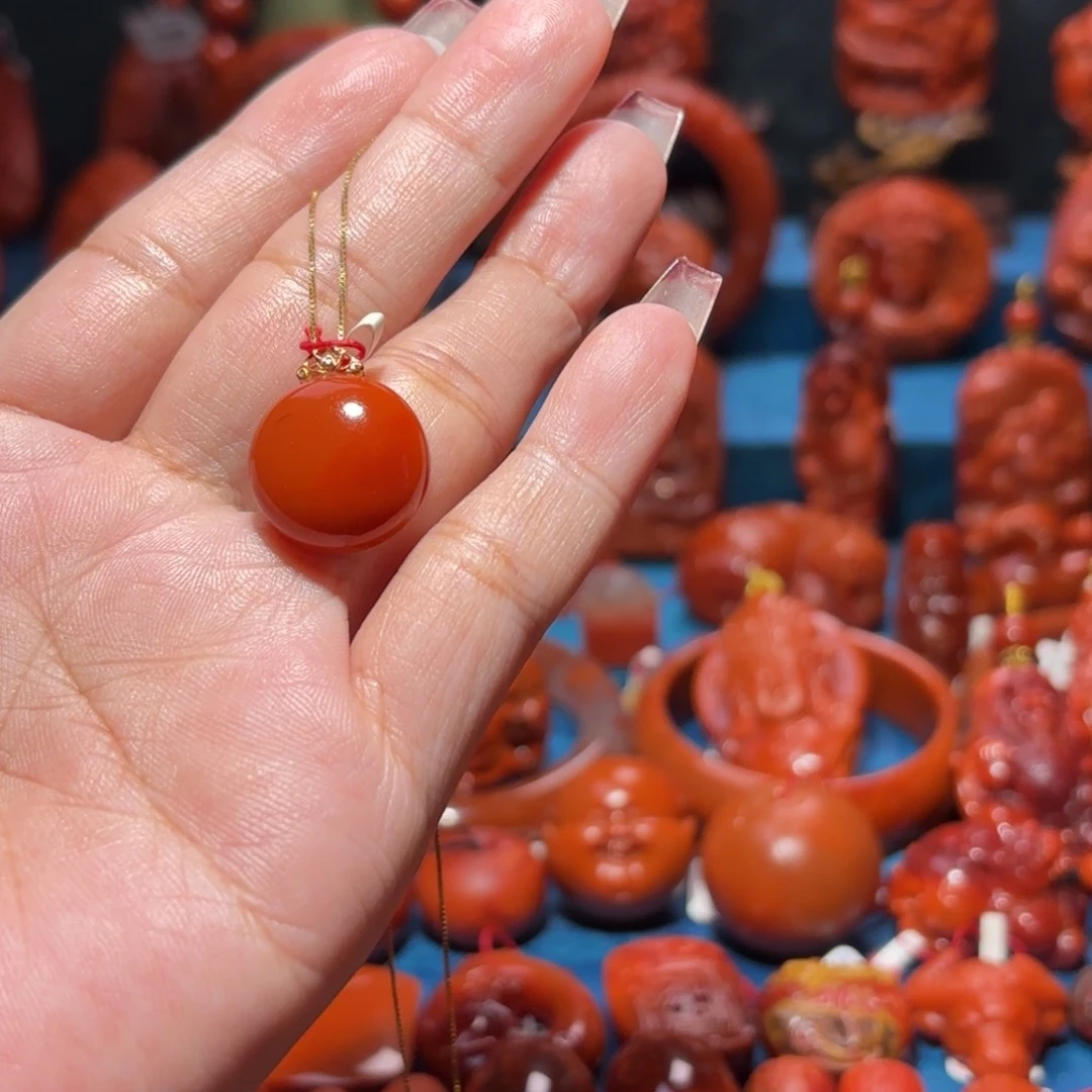 18K金镶嵌雕刻南红玛瑙