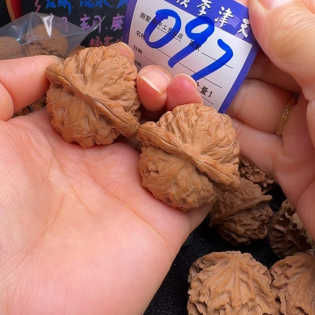 文玩核桃把件43红皮宫灯