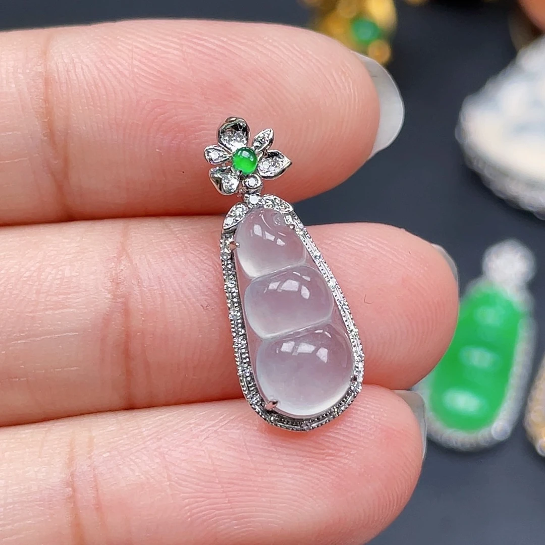 翡翠18K金镶嵌颈饰高冰豆子