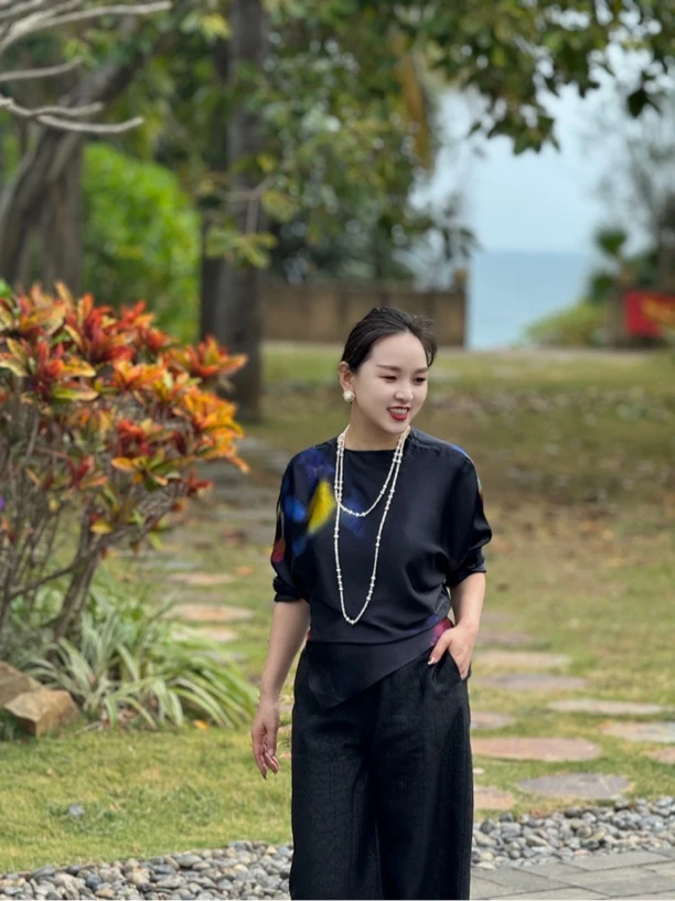 王太太2025新款渲染个性印花设计感时髦百搭上衣女简约日常通勤