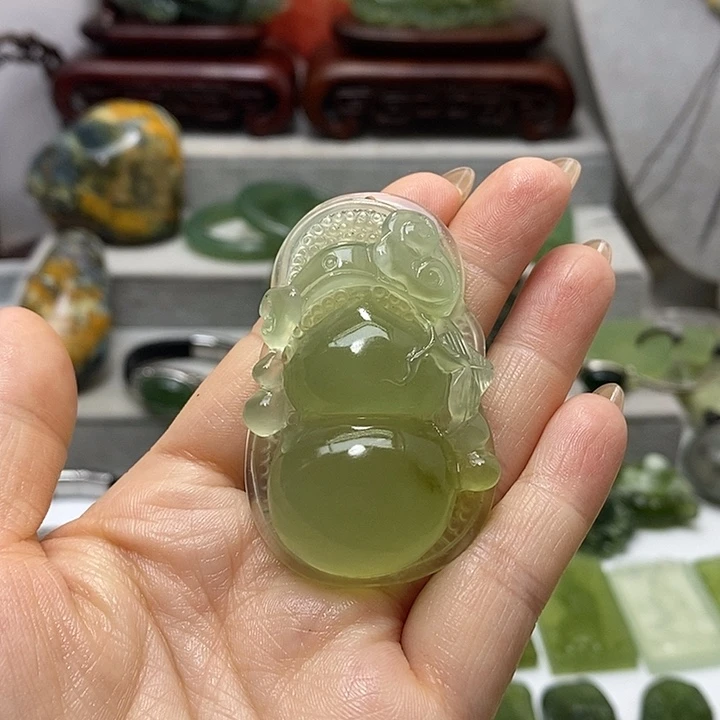 蛇纹石玉挂件未镶嵌