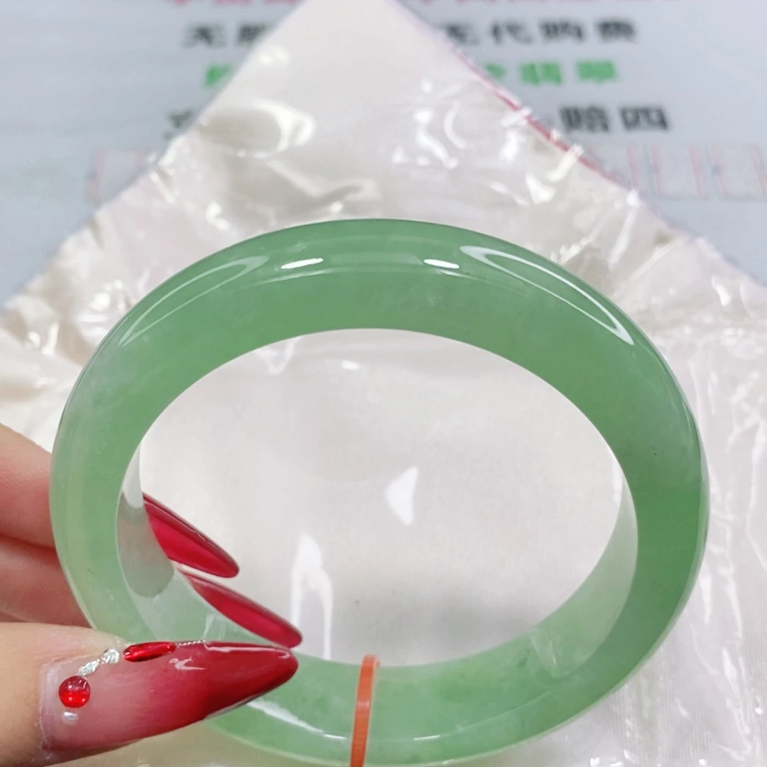 翡翠手镯未镶嵌56.8圈。