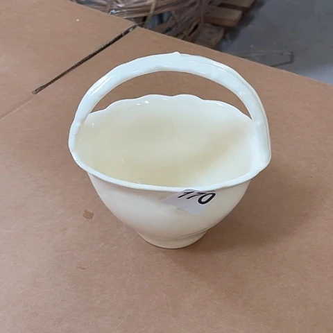 微瑕，不能明火，口径12厘米，高度9，170奶油色
