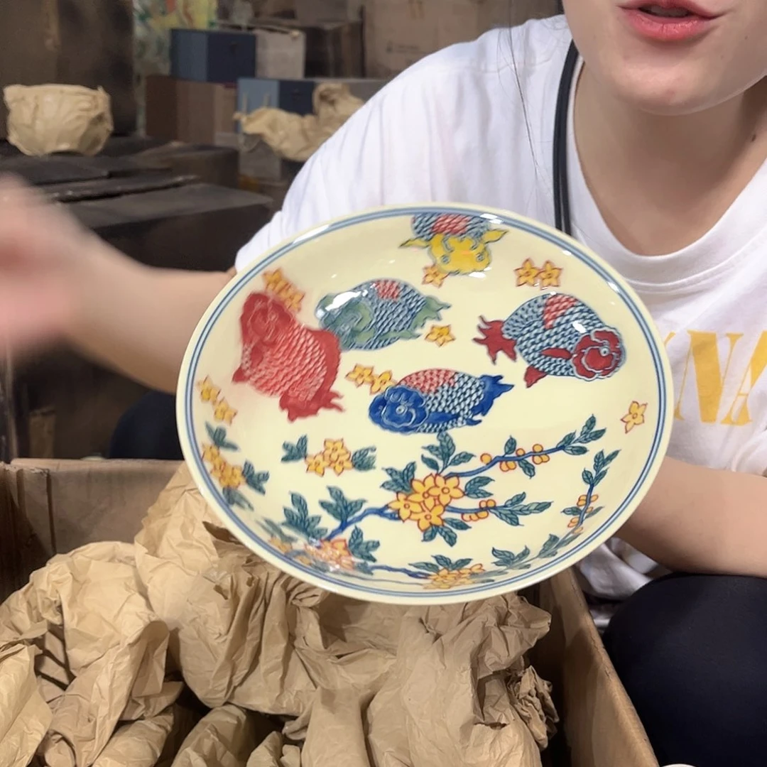 摆件////景德镇陶瓷器。带支架。黄。