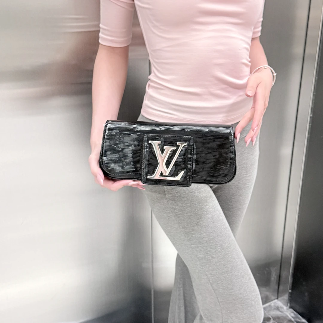 95新 LouisVuitton/路易威登 lv黑色水波纹银扣翻盖手拿包