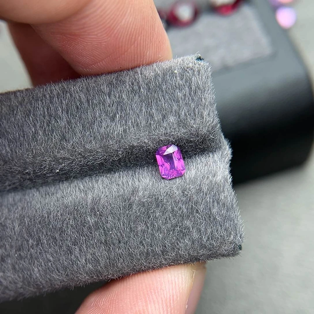 蓝宝石裸石未镶嵌