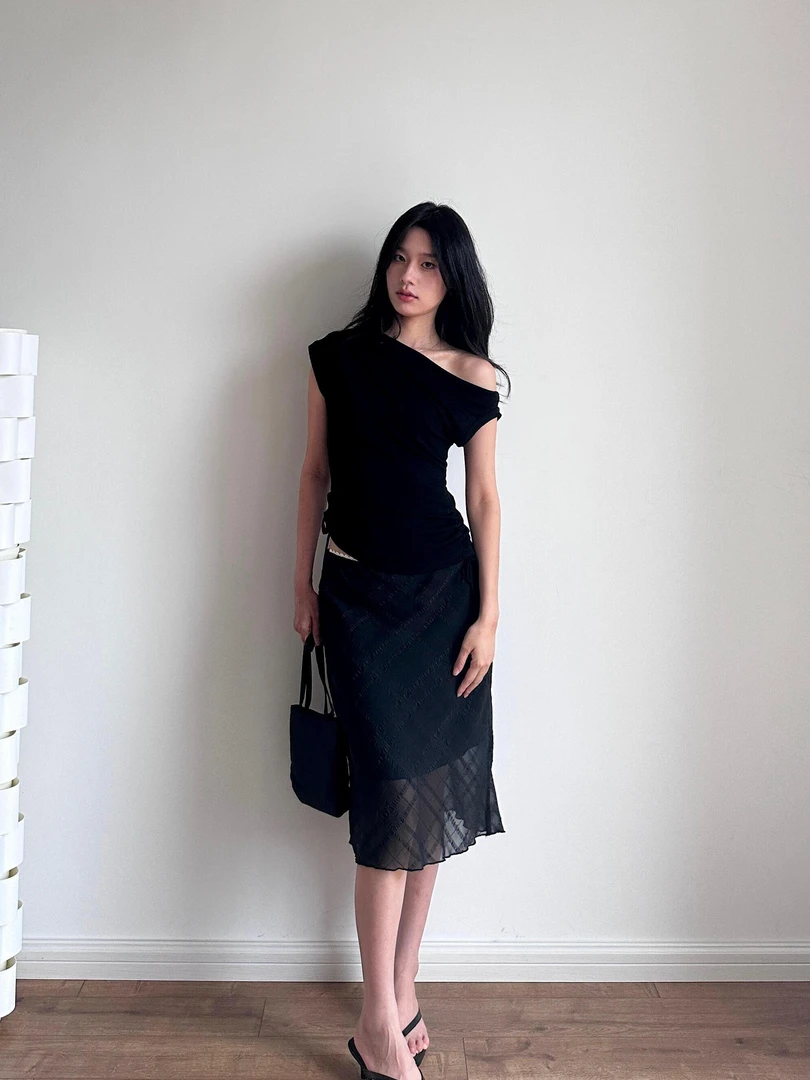 设计感斜裁格纹半身裙女夏季新款气质辣妹高腰显瘦百搭中长裙