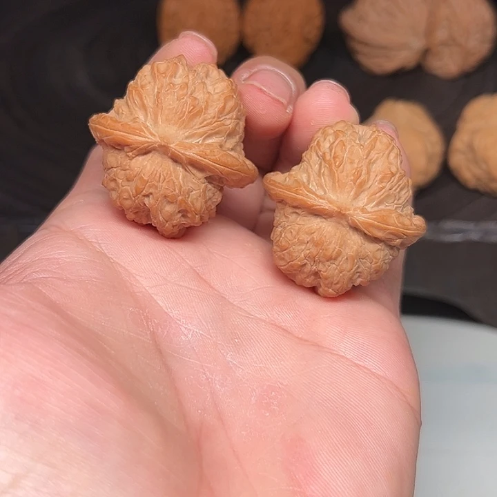 把件文玩核桃原桩血麒麟 36+