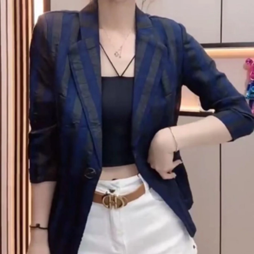 新款洋气翻领竖条小西服外套时尚修身显瘦