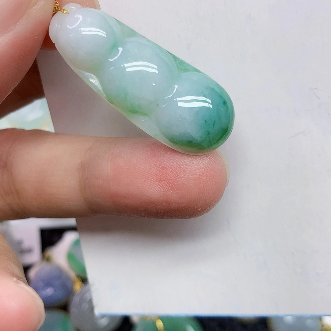 颈饰18K金镶嵌翡翠豆子