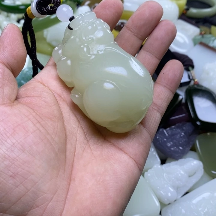 永***》和田玉未镶嵌颈饰