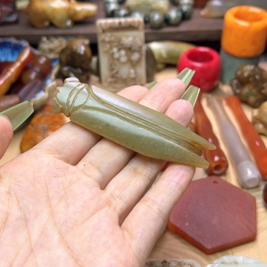 未镶嵌蛇纹石玉颈饰