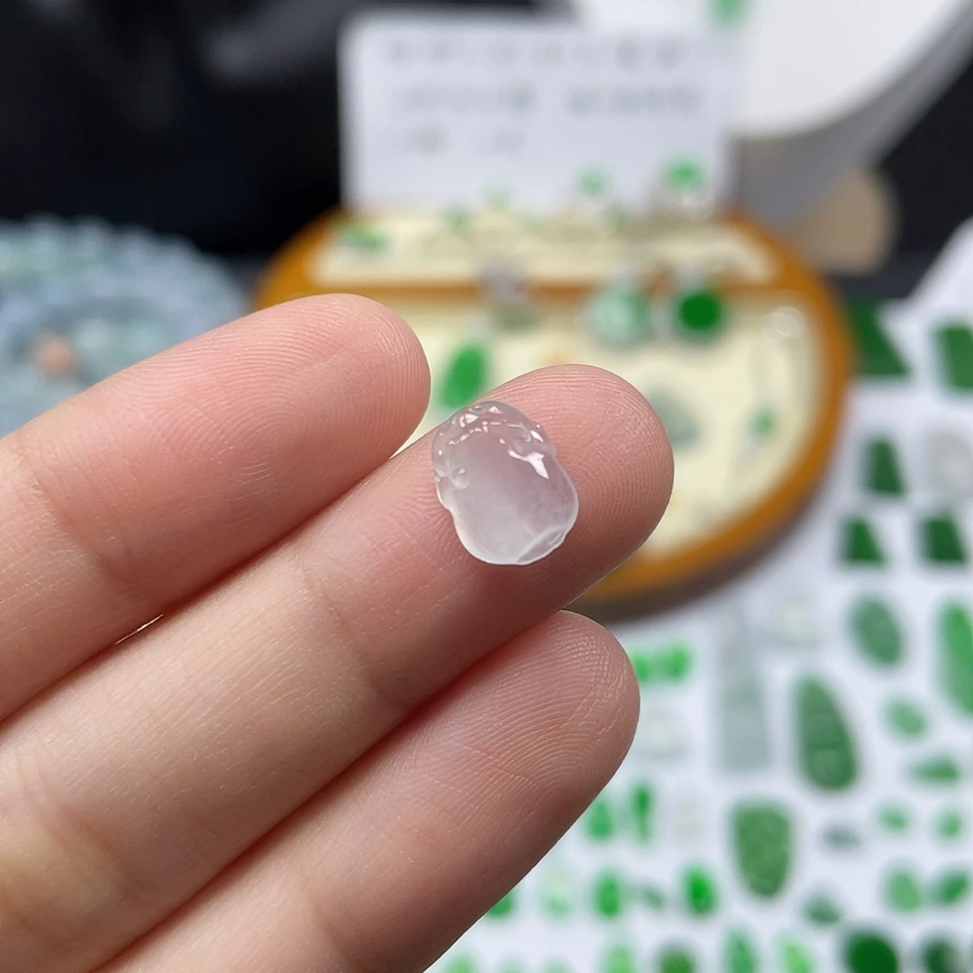 翡翠未镶嵌颈饰貔貅