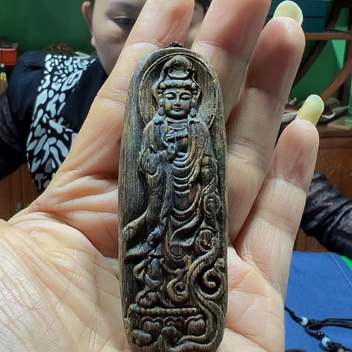 沉香碎屑沉香海南白奇乌身老料观音带绳14克