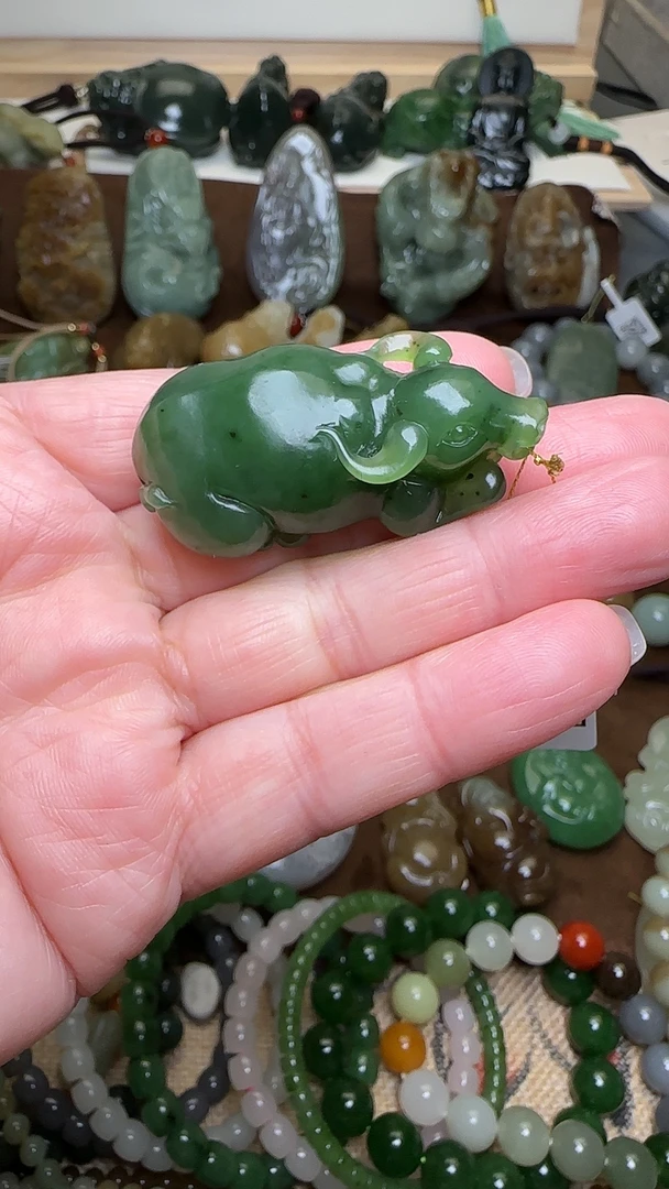 和田玉碧玉牛吊坠