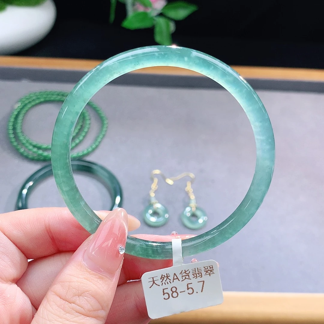未镶嵌手镯（圆镯）翡翠