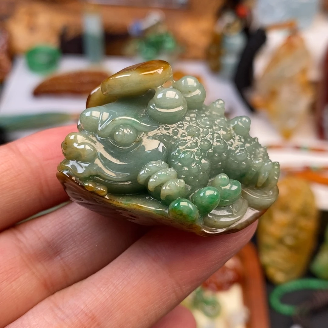 翡翠未镶嵌颈饰金蟾