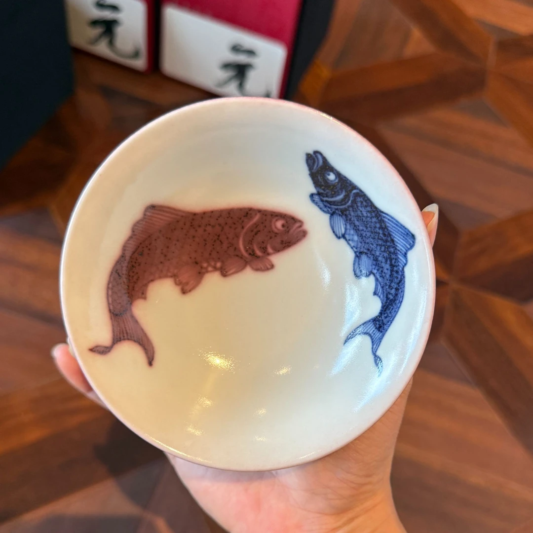 【景秀-至呈雍華】青花釉里红双鱼内绘枣皮红满工普洱杯