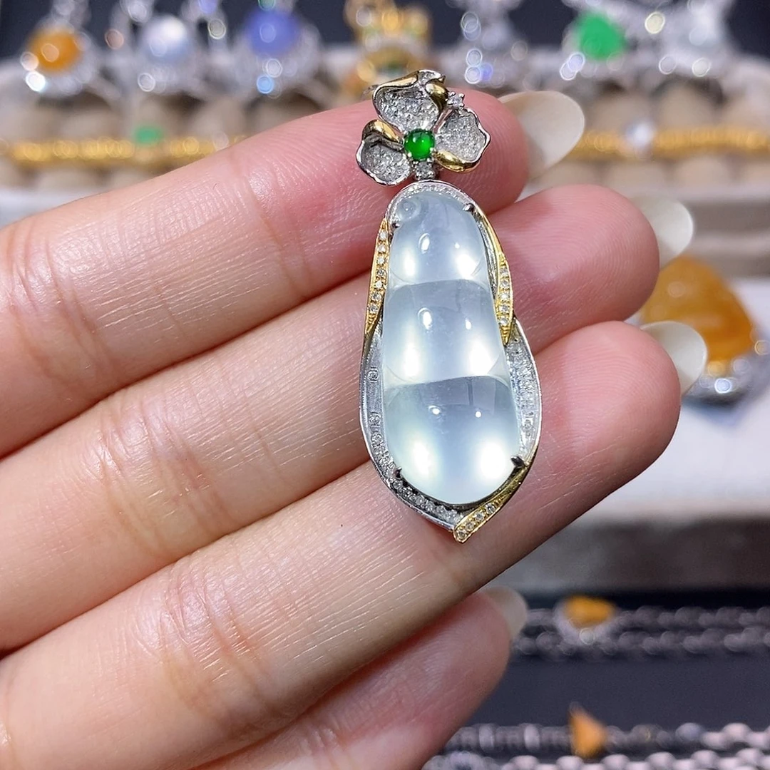 翡翠18K金镶嵌颈饰吊坠