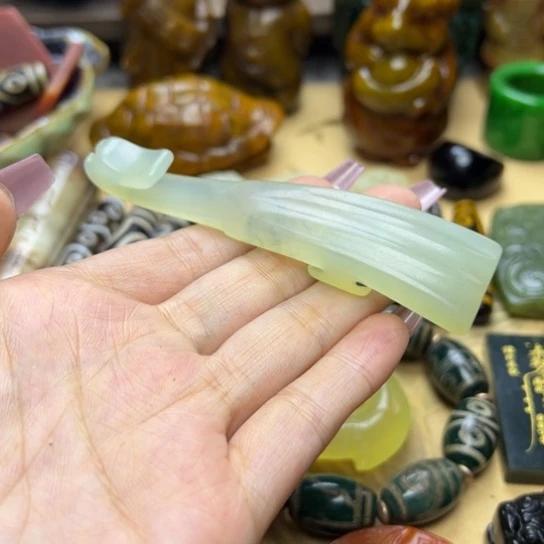 蛇纹石玉未镶嵌颈饰