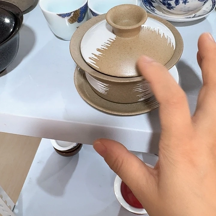 主人杯一个，瓷。。。品茗瓷