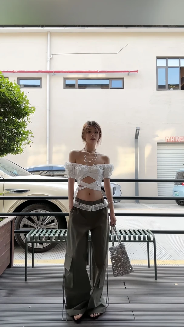 立体花朵镂空泡泡袖t恤绑带设计感露脐短款上衣女+花边拼接阔腿裤