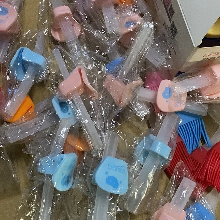 喝汤的吸管卡碗上的