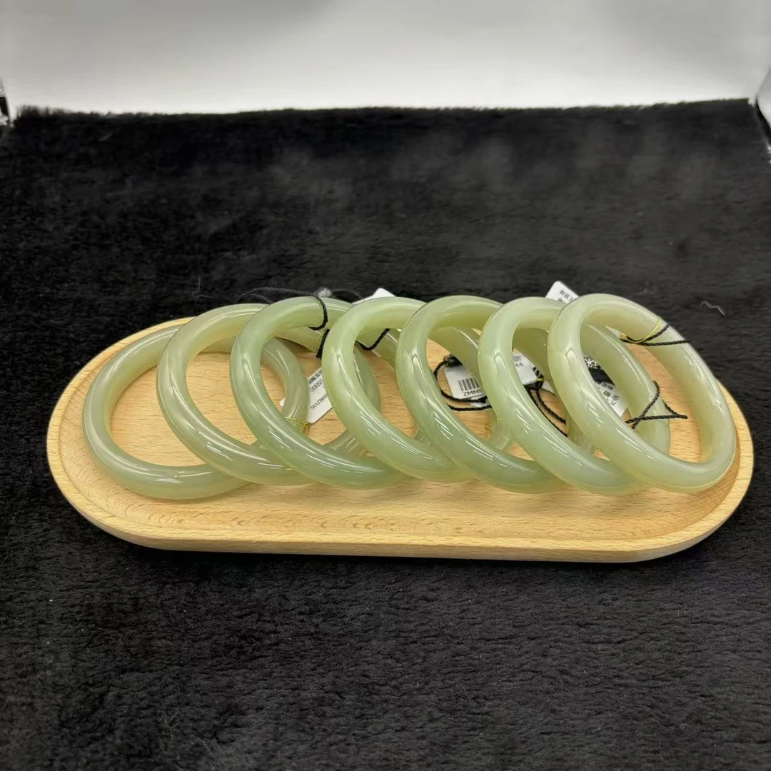 天然和田玉手镯精美时尚气质有瑕款多样性发货其一40