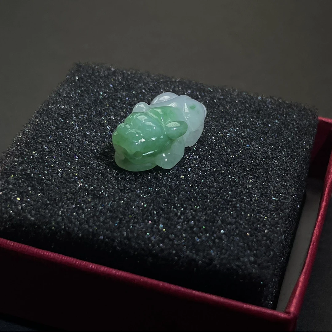 缅甸A货翡翠冰润飘阳绿如意貔貅