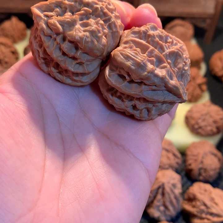 文玩核桃把件白狮子三棱